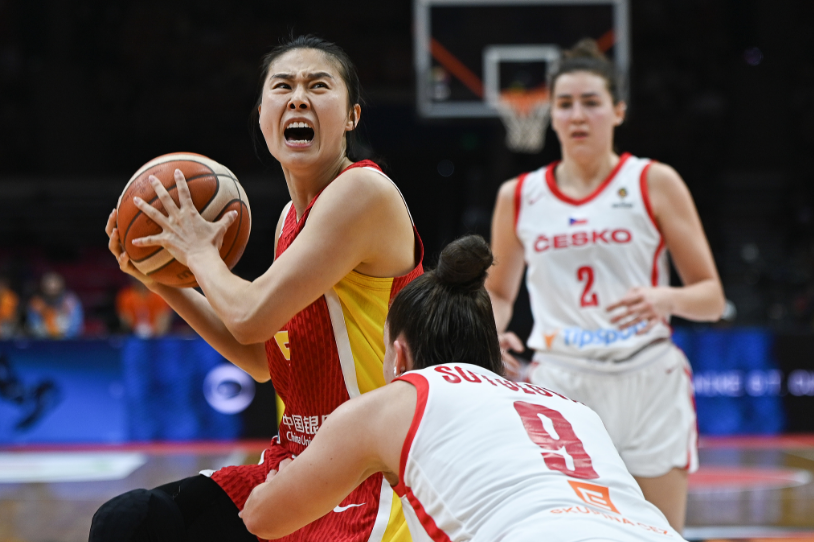 kaiyun-宝刀不老！王思雨连续两场全队最高分 关键时刻连得9分制胜